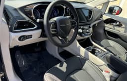 Chrysler Pacifica Limited FWD 2024 — side view