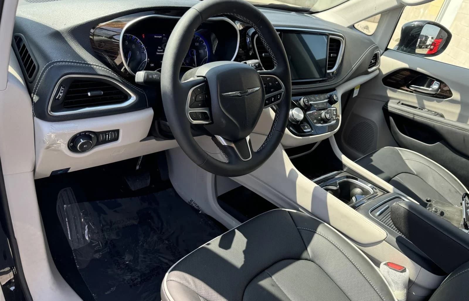 Chrysler Pacifica Limited FWD 2024 — side view
