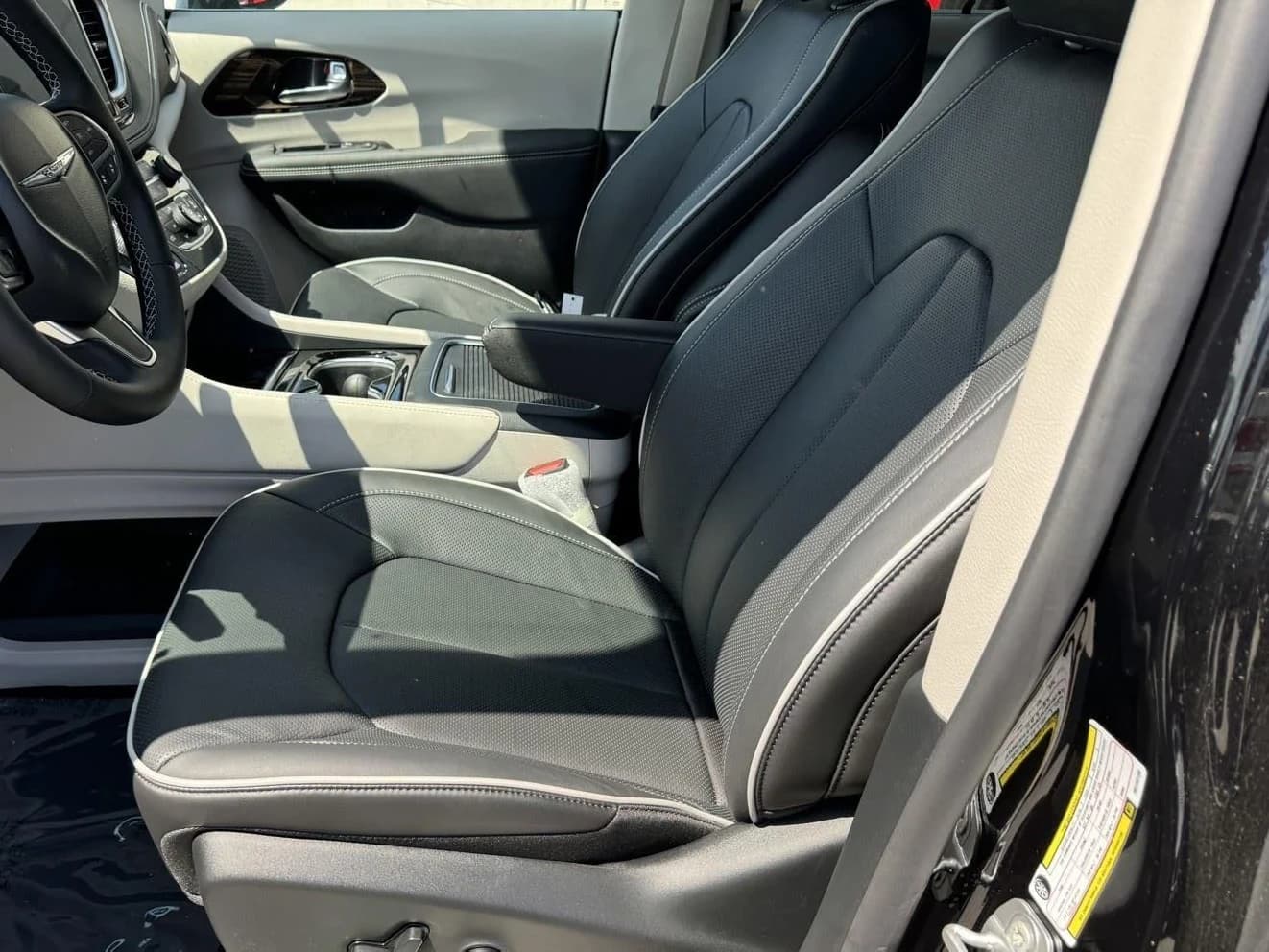 Chrysler Pacifica Limited FWD 2024 — side view