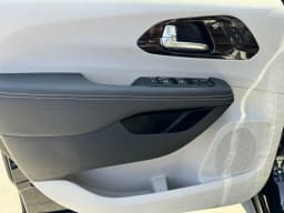 Chrysler Pacifica Limited FWD 2024 — side view