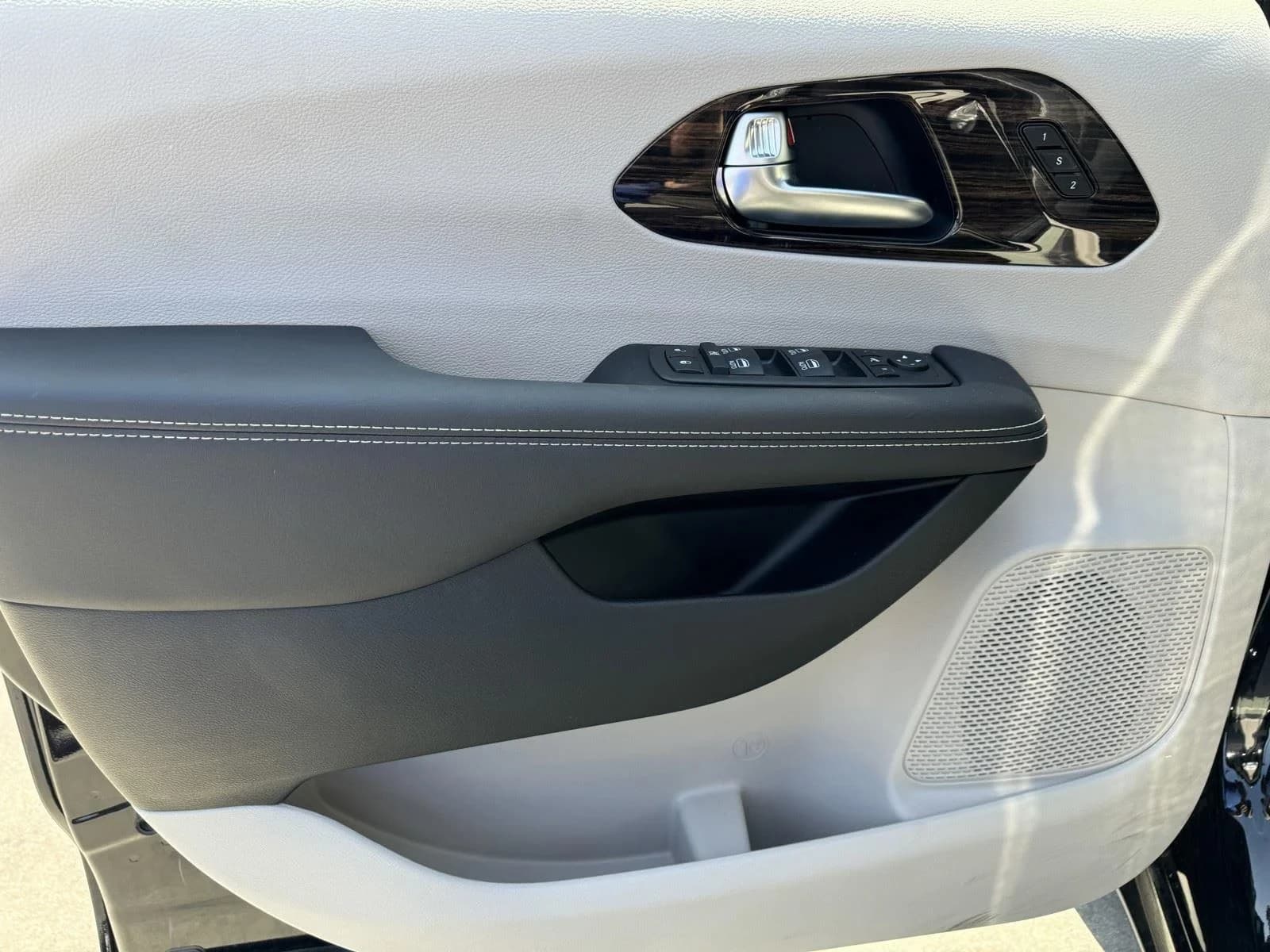 Chrysler Pacifica Limited FWD 2024 — side view