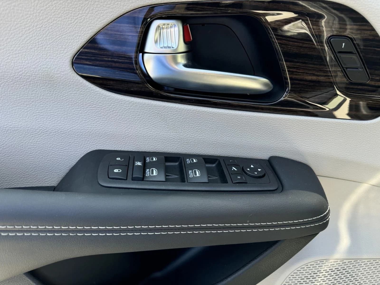 Chrysler Pacifica Limited FWD 2024 — side view