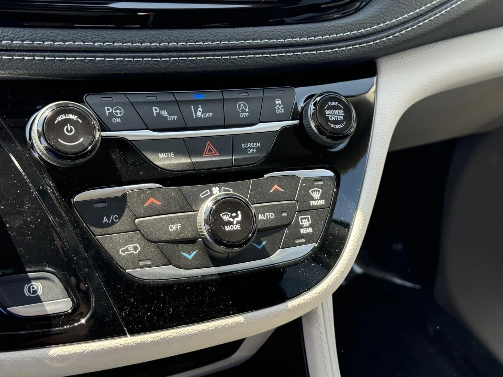 Chrysler Pacifica Limited FWD 2024 — side view