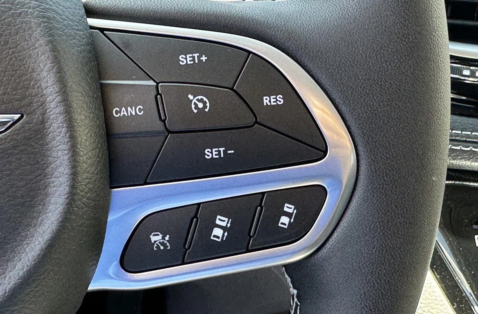 Chrysler Pacifica Limited FWD 2024 — side view