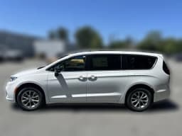 Chrysler Pacifica Select AWD 2026 — side view