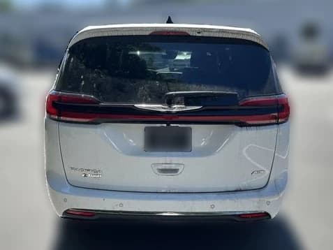 Chrysler Pacifica Select AWD 2026 — side view