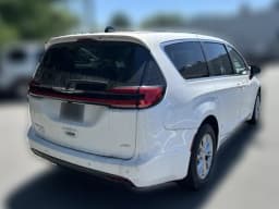 Chrysler Pacifica Select AWD 2026 — side view