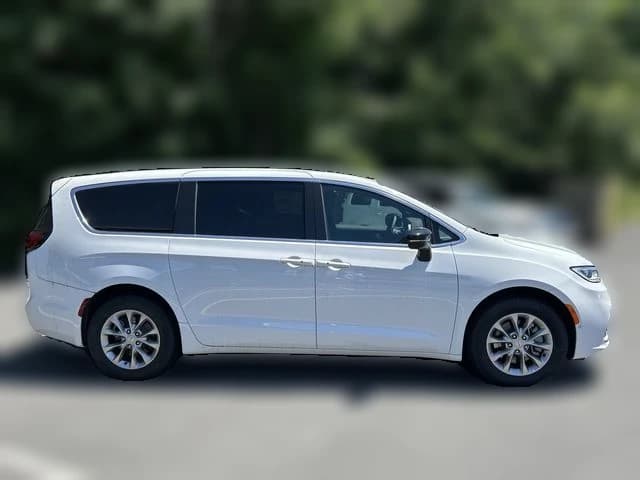 Chrysler Pacifica Select AWD 2026 — side view