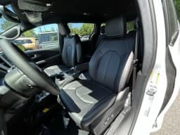Chrysler Pacifica Select AWD 2026 — side view