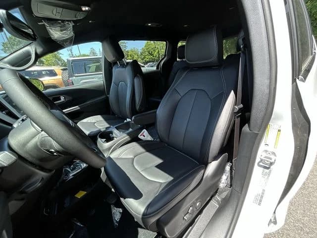 Chrysler Pacifica Select AWD 2026 — side view