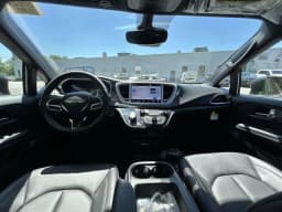 Chrysler Pacifica Select AWD 2026 — side view