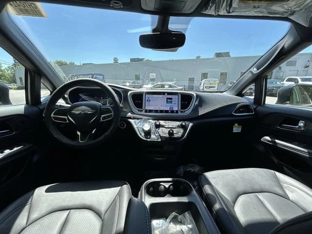 Chrysler Pacifica Select AWD 2026 — side view