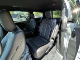 Chrysler Pacifica Select AWD 2026 — side view