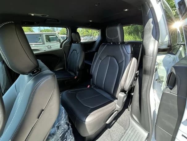 Chrysler Pacifica Select AWD 2026 — side view