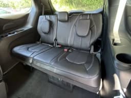 Chrysler Pacifica Select AWD 2026 — side view