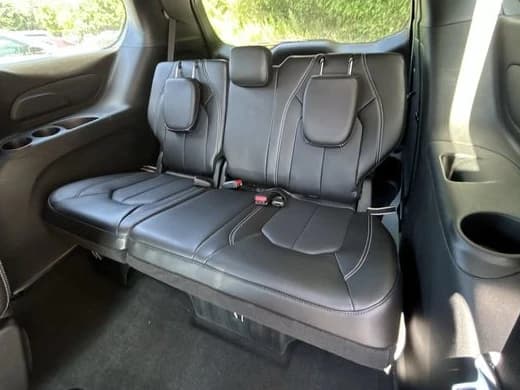 Chrysler Pacifica Select AWD 2026 — side view