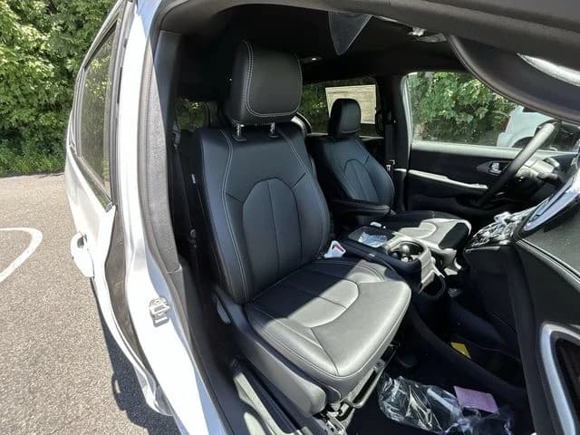 Chrysler Pacifica Select AWD 2026 — side view