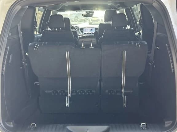 Chrysler Pacifica Select AWD 2026 — side view