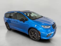 Chrysler Pacifica Select AWD 2026 — side view