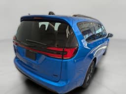 Chrysler Pacifica Select AWD 2026 — side view