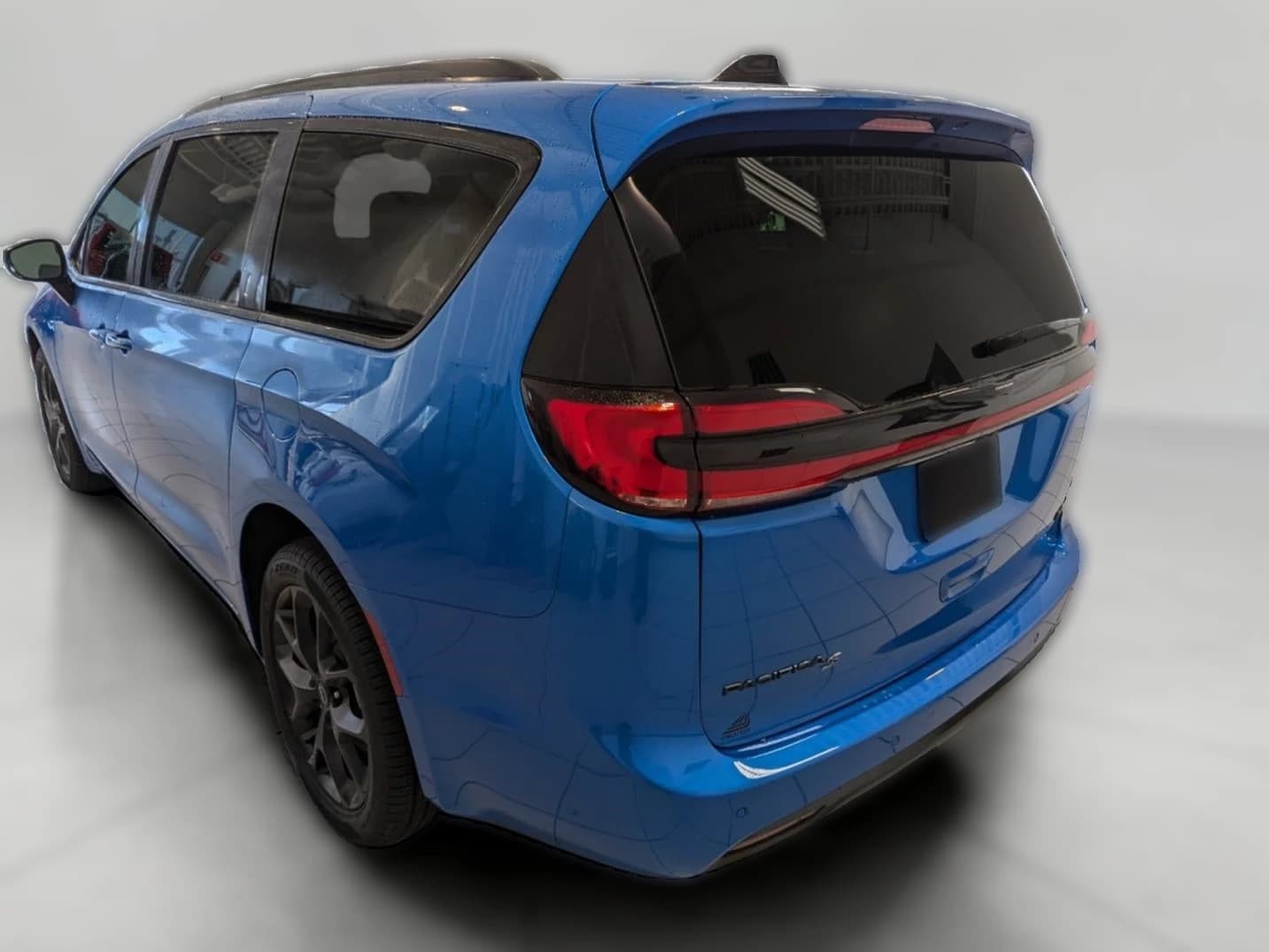 Chrysler Pacifica Select AWD 2026 — side view