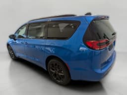 Chrysler Pacifica Select AWD 2026 — side view