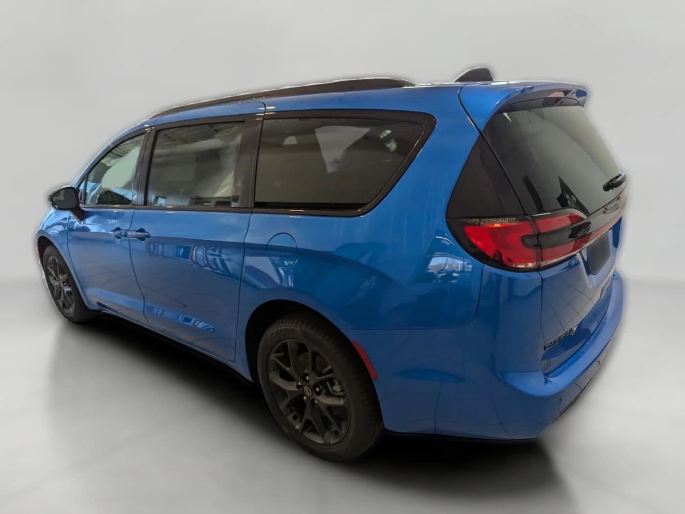 Chrysler Pacifica Select AWD 2026 — side view