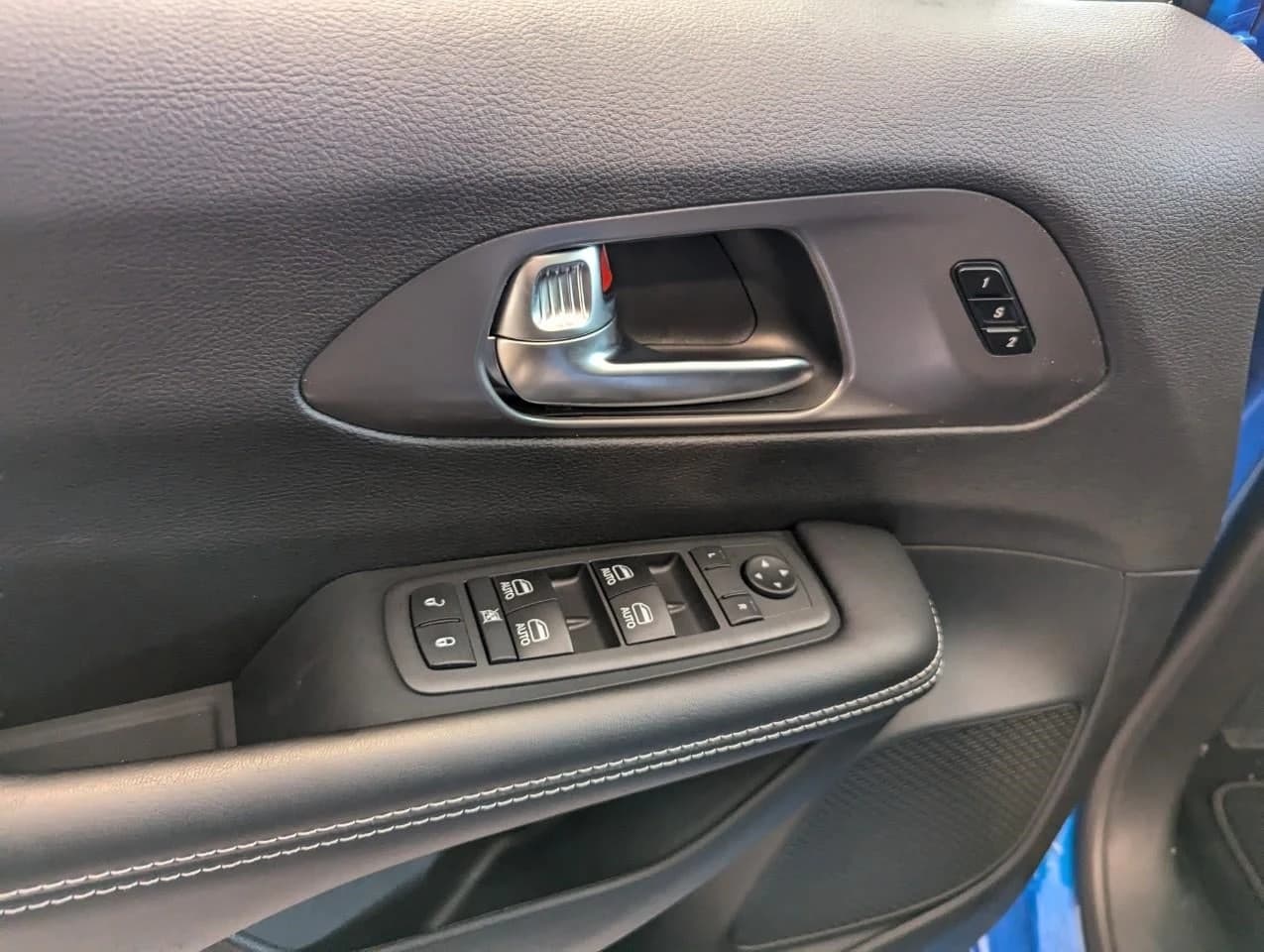 Chrysler Pacifica Select AWD 2026 — side view