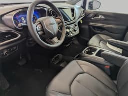 Chrysler Pacifica Select AWD 2026 — side view