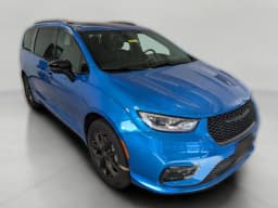 Chrysler Pacifica Select AWD 2026 — side view