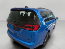 Chrysler Pacifica Select AWD 2026 — side view