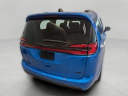 Chrysler Pacifica Select AWD 2026 — side view