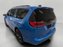 Chrysler Pacifica Select AWD 2026 — side view