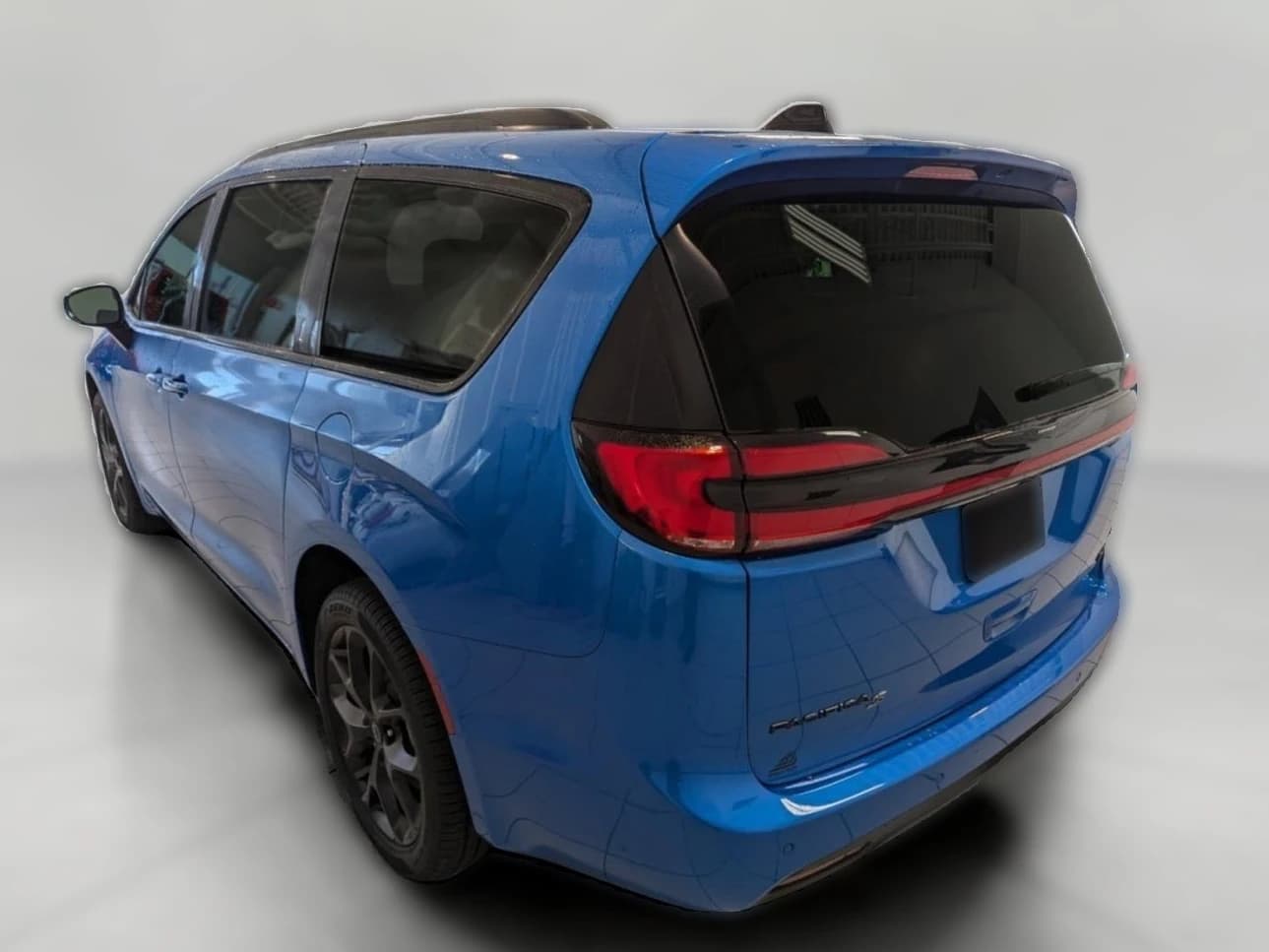 Chrysler Pacifica Select AWD 2026 — side view