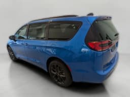 Chrysler Pacifica Select AWD 2026 — side view