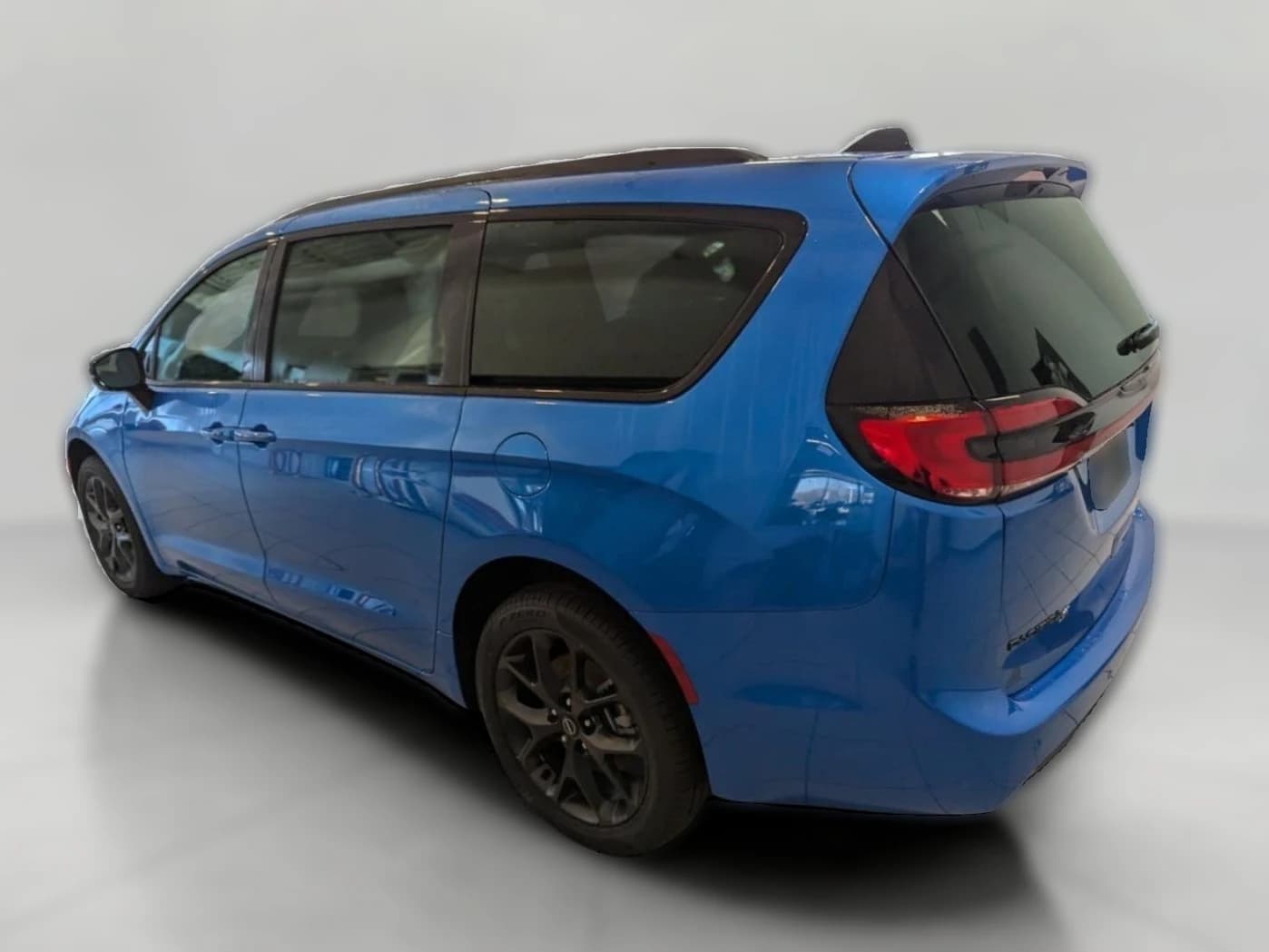 Chrysler Pacifica Select AWD 2026 — side view