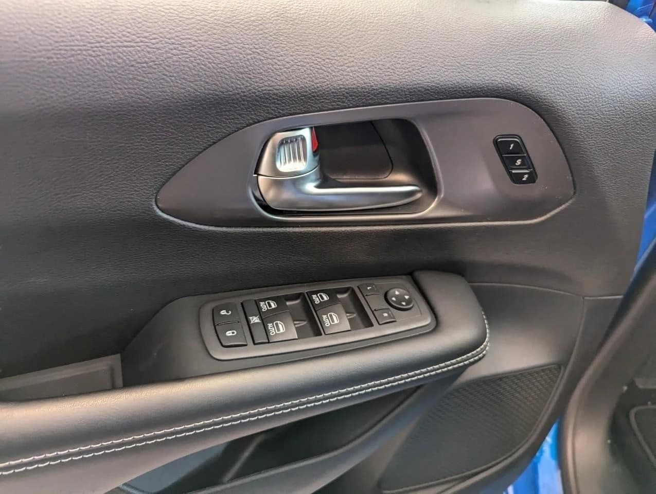 Chrysler Pacifica Select AWD 2026 — side view
