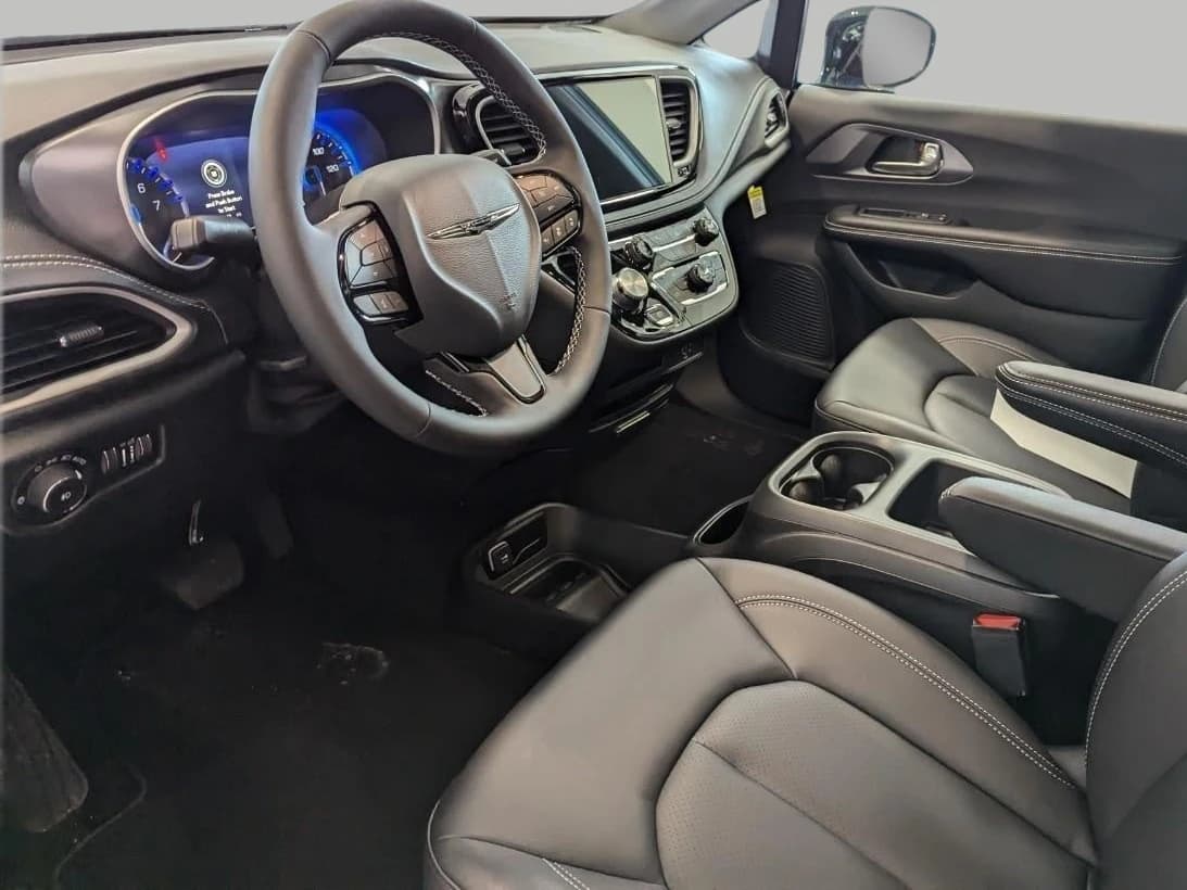 Chrysler Pacifica Select AWD 2026 — side view