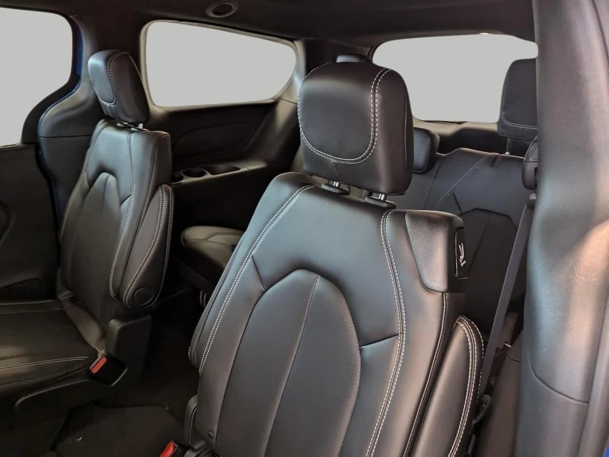 Chrysler Pacifica Select AWD 2026 — side view