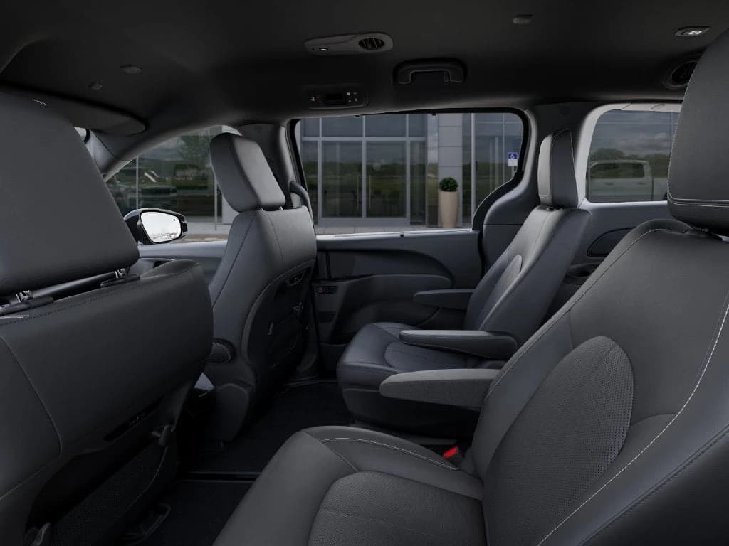 Chrysler Pacifica Select AWD 2026 — side view