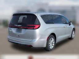 Chrysler Pacifica Select AWD 2026 — side view