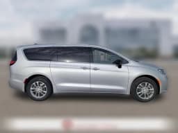 Chrysler Pacifica Select AWD 2026 — side view