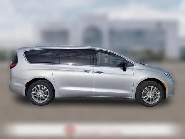 Chrysler Pacifica Select AWD 2026 — side view