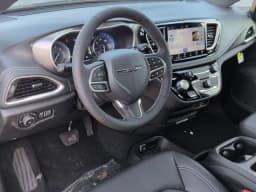Chrysler Pacifica Select AWD 2026 — side view