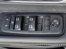 Chrysler Pacifica Select AWD 2026 — side view