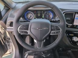 Chrysler Pacifica Select AWD 2026 — side view