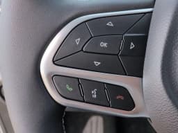 Chrysler Pacifica Select AWD 2026 — side view
