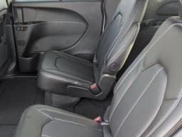 Chrysler Pacifica Select AWD 2026 — side view