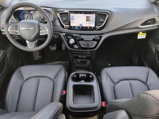 Chrysler Pacifica Select AWD 2026 — side view