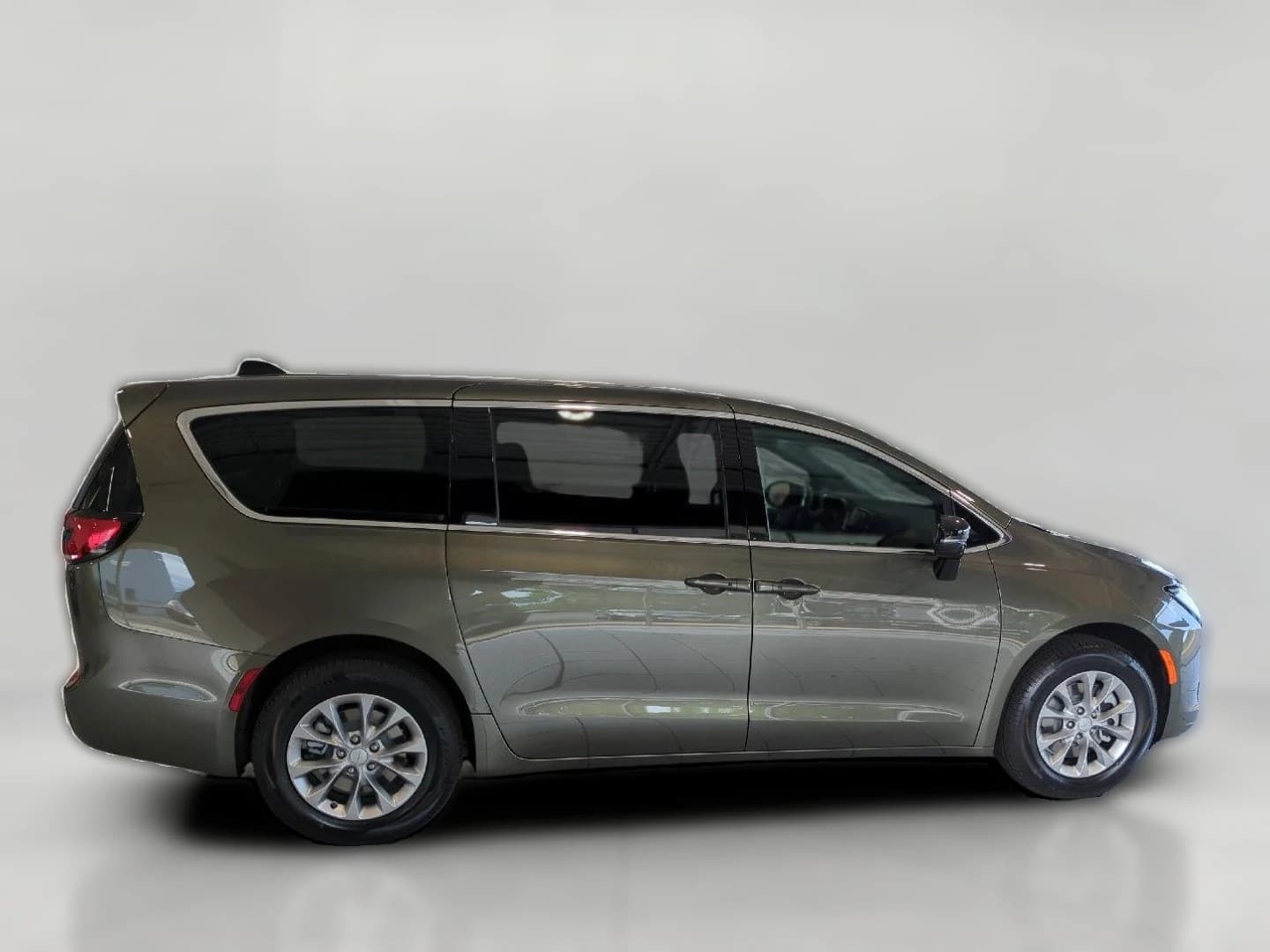 Chrysler Pacifica Select AWD 2027 — side view